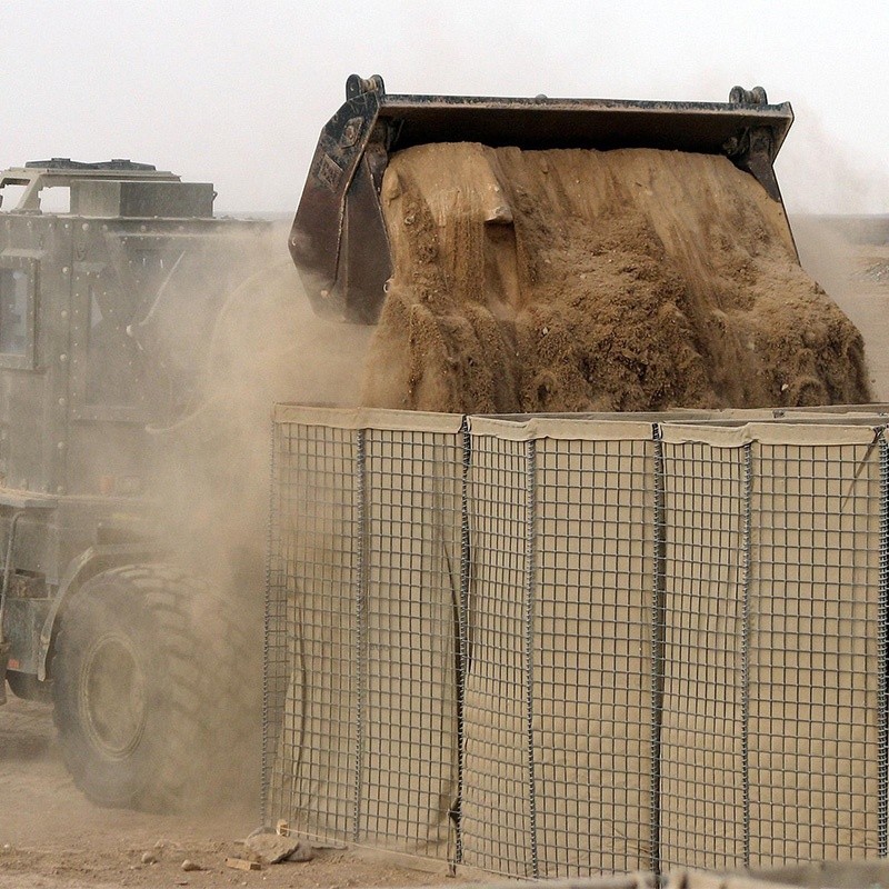 Стена из мешков с песком для временного закрытия дороги (3)